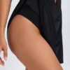 Rochie mini Kalista cu decupaj adânc, de culoare neagră