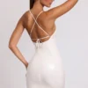 Rochie mini Kendall din vinil cu decolteu rotund și legături la spate, în culoare albă Rochie mini Kendall din vinil cu decolteu rotund și legături la spate, în culoare albă