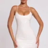 Rochie mini Kendall din vinil cu decolteu rotund și legături la spate, în culoare albă Rochie mini Kendall din vinil cu decolteu rotund și legături la spate, în culoare albă