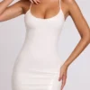 Rochie mini Kendall din vinil cu decolteu rotund și legături la spate, în culoare albă Rochie mini Kendall din vinil cu decolteu rotund și legături la spate, în culoare albă