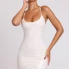 Rochie mini Kendall din vinil cu decolteu rotund și legături la spate, în culoare albă Rochie mini Kendall din vinil cu decolteu rotund și legături la spate, în culoare albă