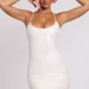 Rochie mini Kendall din vinil cu decolteu rotund și legături la spate, în culoare albă Rochie mini Kendall din vinil cu decolteu rotund și legături la spate, în culoare albă