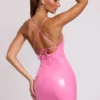 Rochie mini Kendall din vinil, cu decolteu rotund și legături la spate, în roz Rochie mini Kendall din vinil, cu decolteu rotund și legături la spate, în roz