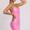 Rochie mini Kendall din vinil, cu decolteu rotund și legături la spate, în roz Rochie mini Kendall din vinil, cu decolteu rotund și legături la spate, în roz