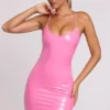 Rochie mini Kendall din vinil, cu decolteu rotund și legături la spate, în roz Rochie mini Kendall din vinil, cu decolteu rotund și legături la spate, în roz