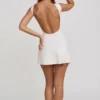 Rochie mini Lidia cu gât înalt și spate decupat, în culoarea albă