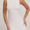 Rochie mini Lidia cu gât înalt și spate decupat, în culoarea albă