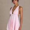 Rochie mini Mariette din șifon premium, cu decolteu adânc și spate decupat, în roz pal Rochie mini Mariette din șifon premium, cu decolteu adânc și spate decupat, în roz pal