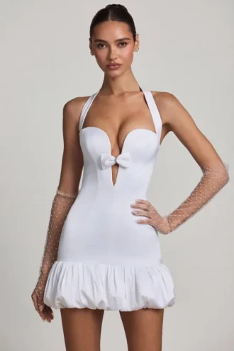 Rochie mini Millie cu decolteu halter și detaliu fundă, cu tiv bufant, în culoarea alb Rochie mini Millie cu decolteu halter și detaliu fundă, cu tiv bufant, în culoarea alb