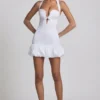 Rochie mini Millie cu decolteu halter și detaliu fundă, cu tiv bufant, în culoarea alb