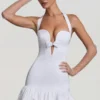 Rochie mini Millie cu decolteu halter și detaliu fundă, cu tiv bufant, în culoarea alb