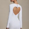 Rochie mini mulată Adelia cu decupaje în formă de inimă, de culoare albă