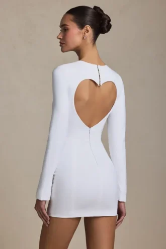 Rochie mini mulată Adelia cu decupaje în formă de inimă, de culoare albă Rochie mini mulată Adelia cu decupaje în formă de inimă, de culoare albă