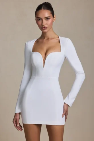 Rochie mini mulată Adelia cu decupaje în formă de inimă, de culoare albă Rochie mini mulată Adelia cu decupaje în formă de inimă, de culoare albă