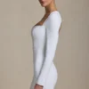 Rochie mini mulată Adelia cu decupaje în formă de inimă, de culoare albă