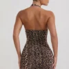 Rochie mini mulată cu decolteu în V și volane Alena, model leopard Rochie mini mulată cu decolteu în V și volane Alena, model leopard