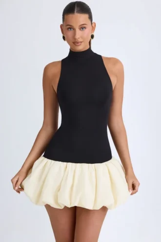 Rochie mini Nabila cu guler înalt, talie coborâtă și tiv bufant, din modal, în culoarea negru Rochie mini Nabila cu guler înalt, talie coborâtă și tiv bufant, din modal, în culoarea negru