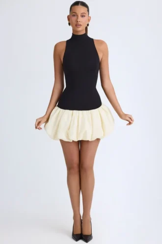 Rochie mini Nabila cu guler înalt, talie coborâtă și tiv bufant, din modal, în culoarea negru Rochie mini Nabila cu guler înalt, talie coborâtă și tiv bufant, din modal, în culoarea negru