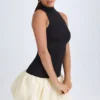 Rochie mini Nabila cu guler înalt, talie coborâtă și tiv bufant, din modal, în culoarea negru Rochie mini Nabila cu guler înalt, talie coborâtă și tiv bufant, din modal, în culoarea negru