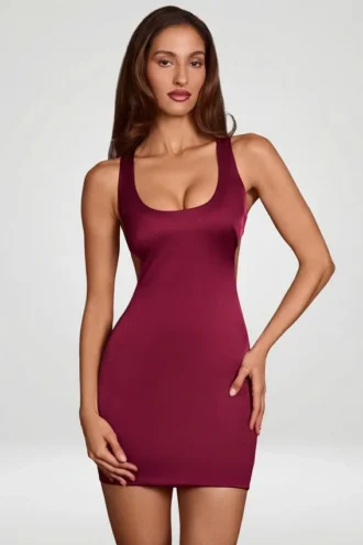 Rochie mini Orsola cu decolteu rotund și spate cu șireturi, în culoarea roșu vin Rochie mini Orsola cu decolteu rotund și spate cu șireturi, în culoarea roșu vin