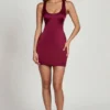 Rochie mini Orsola cu decolteu rotund și spate cu șireturi, în culoarea roșu vin Rochie mini Orsola cu decolteu rotund și spate cu șireturi, în culoarea roșu vin