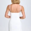 Rochie mini plisată cu detaliu fundă Bronwyn, albă Rochie mini plisată cu detaliu fundă Bronwyn, albă
