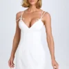 Rochie mini plisată cu detaliu fundă Bronwyn, albă Rochie mini plisată cu detaliu fundă Bronwyn, albă