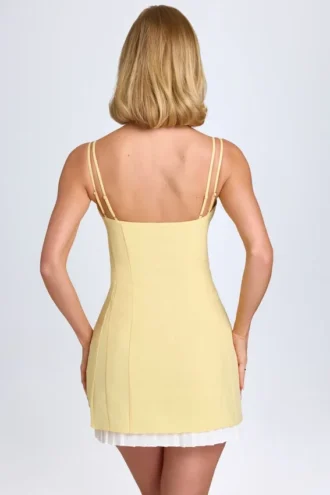 Rochie mini plisată cu detaliu fundă Bronwyn în galben pastel Rochie mini plisată cu detaliu fundă Bronwyn în galben pastel