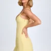 Rochie mini plisată cu detaliu fundă Bronwyn în galben pastel Rochie mini plisată cu detaliu fundă Bronwyn în galben pastel