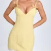 Rochie mini plisată cu detaliu fundă Bronwyn în galben pastel Rochie mini plisată cu detaliu fundă Bronwyn în galben pastel