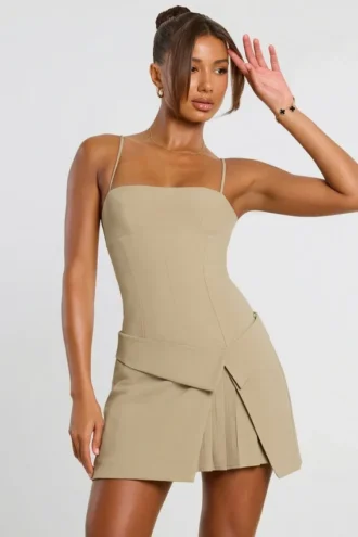 Rochie mini plisată cu drapaj din țesătură de sargă Bruna, culoare gri-maro Rochie mini plisată cu drapaj din țesătură de sargă Bruna, culoare gri-maro