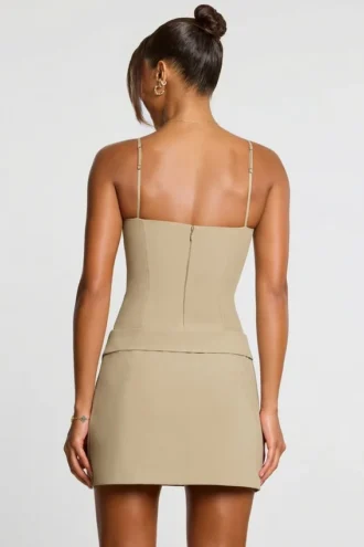 Rochie mini plisată cu drapaj din țesătură de sargă Bruna, culoare gri-maro Rochie mini plisată cu drapaj din țesătură de sargă Bruna, culoare gri-maro
