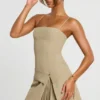 Rochie mini plisată cu drapaj din țesătură de sargă Bruna, culoare gri-maro