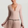 Rochie mini plisată cu mâneci lungi Fiorella, culoare ciupercă Rochie mini plisată cu mâneci lungi Fiorella, culoare ciupercă