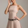 Rochie mini plisată cu spate decupat și curea Leilani în culoarea ciupercă