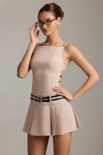 Rochie mini plisată cu spate decupat și curea Leilani în culoarea ciupercă Rochie mini plisată cu spate decupat și curea Leilani în culoarea ciupercă