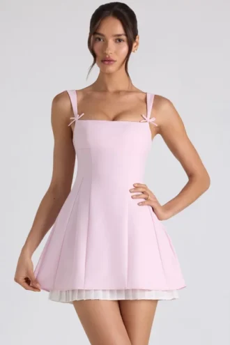 Rochie mini plisată în A cu detaliu fundă Cressida, în roz pal Rochie mini plisată în A cu detaliu fundă Cressida, în roz pal