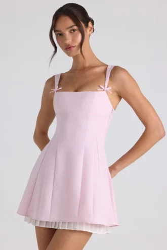 Rochie mini plisată în A cu detaliu fundă Cressida, în roz pal Rochie mini plisată în A cu detaliu fundă Cressida, în roz pal