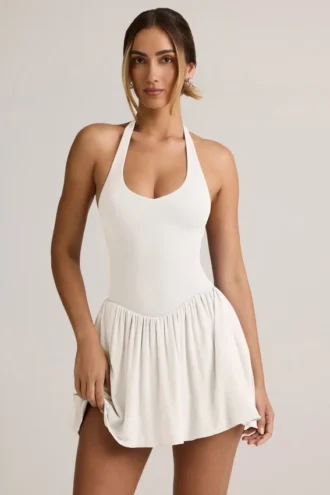Rochie mini Reanna Modal cu gât halter și spate decupat, în culoarea alb Rochie mini Reanna Modal cu gât halter și spate decupat, în culoarea alb