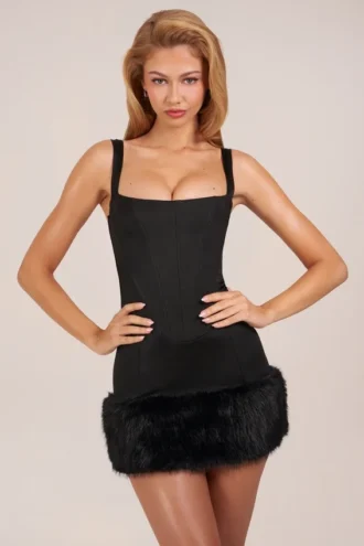Rochie mini Rixelle din satin cu guler pătrat, corset și blană artificială, în culoarea negru Rochie mini Rixelle din satin cu guler pătrat, corset și blană artificială, în culoarea negru