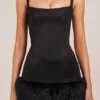 Rochie mini Rixelle din satin cu guler pătrat, corset și blană artificială, în culoarea negru Rochie mini Rixelle din satin cu guler pătrat, corset și blană artificială, în culoarea negru