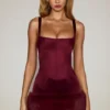 Rochie mini Rixelle din satin cu guler pătrat și corset din blană artificială, în roșu vin Rochie mini Rixelle din satin cu guler pătrat și corset din blană artificială, în roșu vin