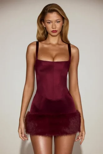 Rochie mini Rixelle din satin cu guler pătrat și corset din blană artificială, în roșu vin Rochie mini Rixelle din satin cu guler pătrat și corset din blană artificială, în roșu vin