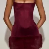 Rochie mini Rixelle din satin cu guler pătrat și corset din blană artificială, în roșu vin Rochie mini Rixelle din satin cu guler pătrat și corset din blană artificială, în roșu vin