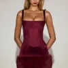 Rochie mini Rixelle din satin cu guler pătrat și corset din blană artificială, în roșu vin Rochie mini Rixelle din satin cu guler pătrat și corset din blană artificială, în roșu vin