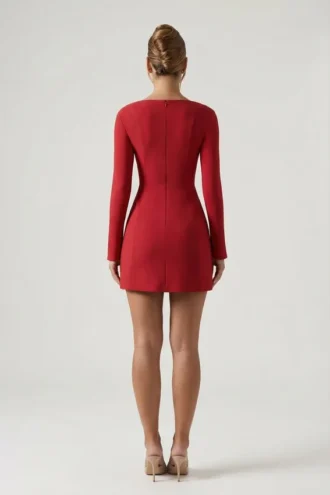 Rochie mini roșie cu decolteu în formă de inimă, mâneci lungi și croi în A, model Corinne Rochie mini roșie cu decolteu în formă de inimă, mâneci lungi și croi în A, model Corinne