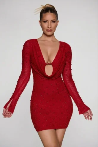 Rochie mini roșie cu mâneci lungi și decolteu adânc Rochie mini roșie cu mâneci lungi și decolteu adânc