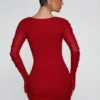 Rochie mini roșie cu mâneci lungi și decolteu adânc