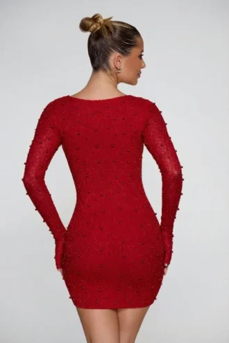 Rochie mini roșie cu mâneci lungi și decolteu adânc Rochie mini roșie cu mâneci lungi și decolteu adânc