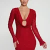 Rochie mini roșie cu mâneci lungi și decolteu adânc